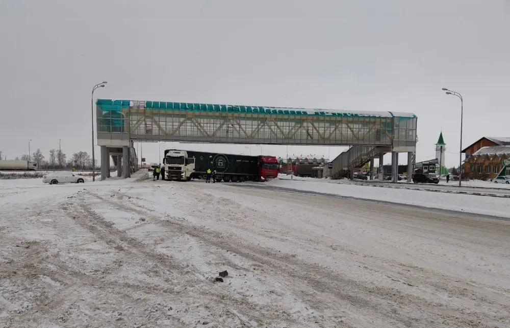 Фура перекрыла трассу М-7 в Татарстане