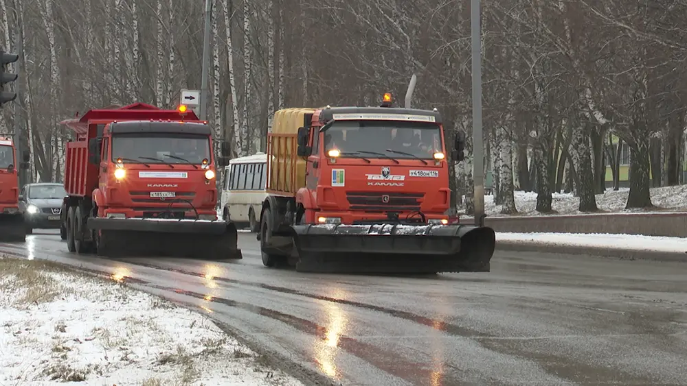 Коммунальщики Нижнекамска вышли на уборку улиц города от снега