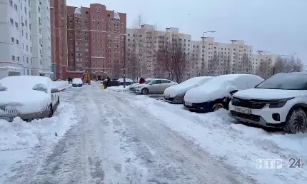 В Нижнекамске автомобили мешают дворникам убирать снег во дворах