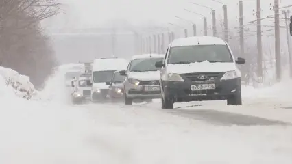 В ГАИ Нижнекамска напомнили водителям о правилах безопасности на зимней дороге