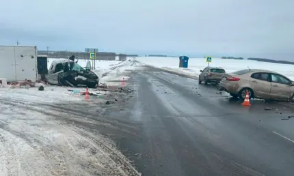 В Татарстане на трассе пострадали три автомобиля и три человека, есть и погибший