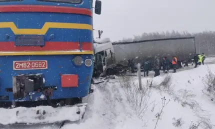 На железнодорожном переезде в Татарстане фура врезалась в тепловоз