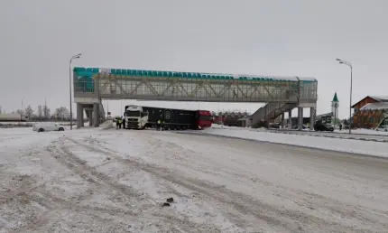 Фура перекрыла трассу М-7 в Татарстане