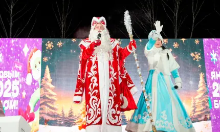 В Нижнекамске театральным представлением открыли ёлочный городок на площади Лемаева