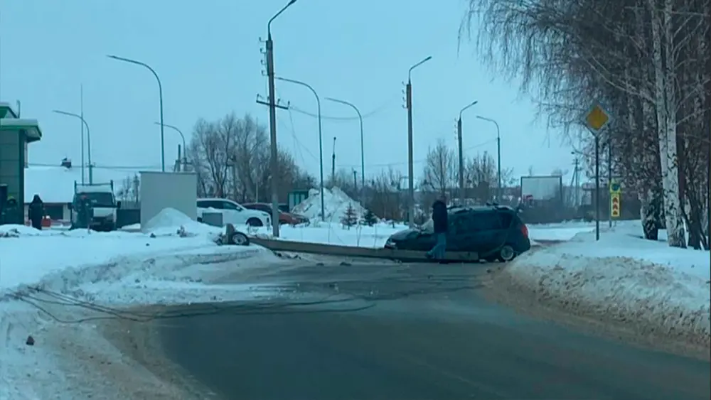 В Нижнекамске «Калина» снесла бетонный столб