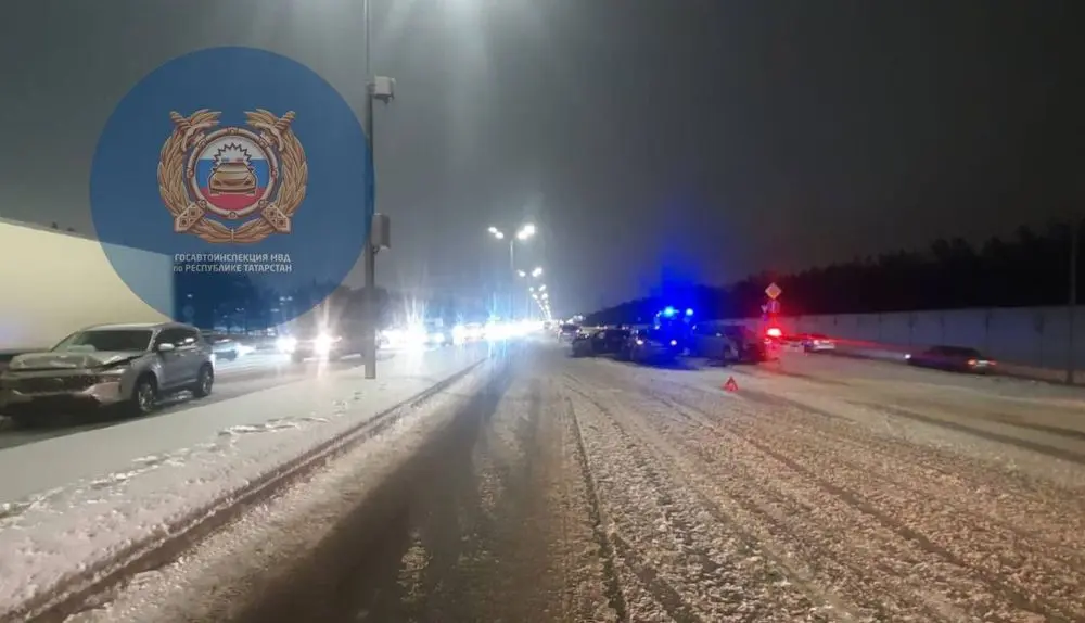 Жительница Нижнекамска погибла в ДТП на Оренбургском тракте в Казани. Женщина 1966 года рождения, находившаяся на заднем сиденье Volkswagen Polo, скончалась на месте аварии. Мужчина того же года рождения был госпитализирован.