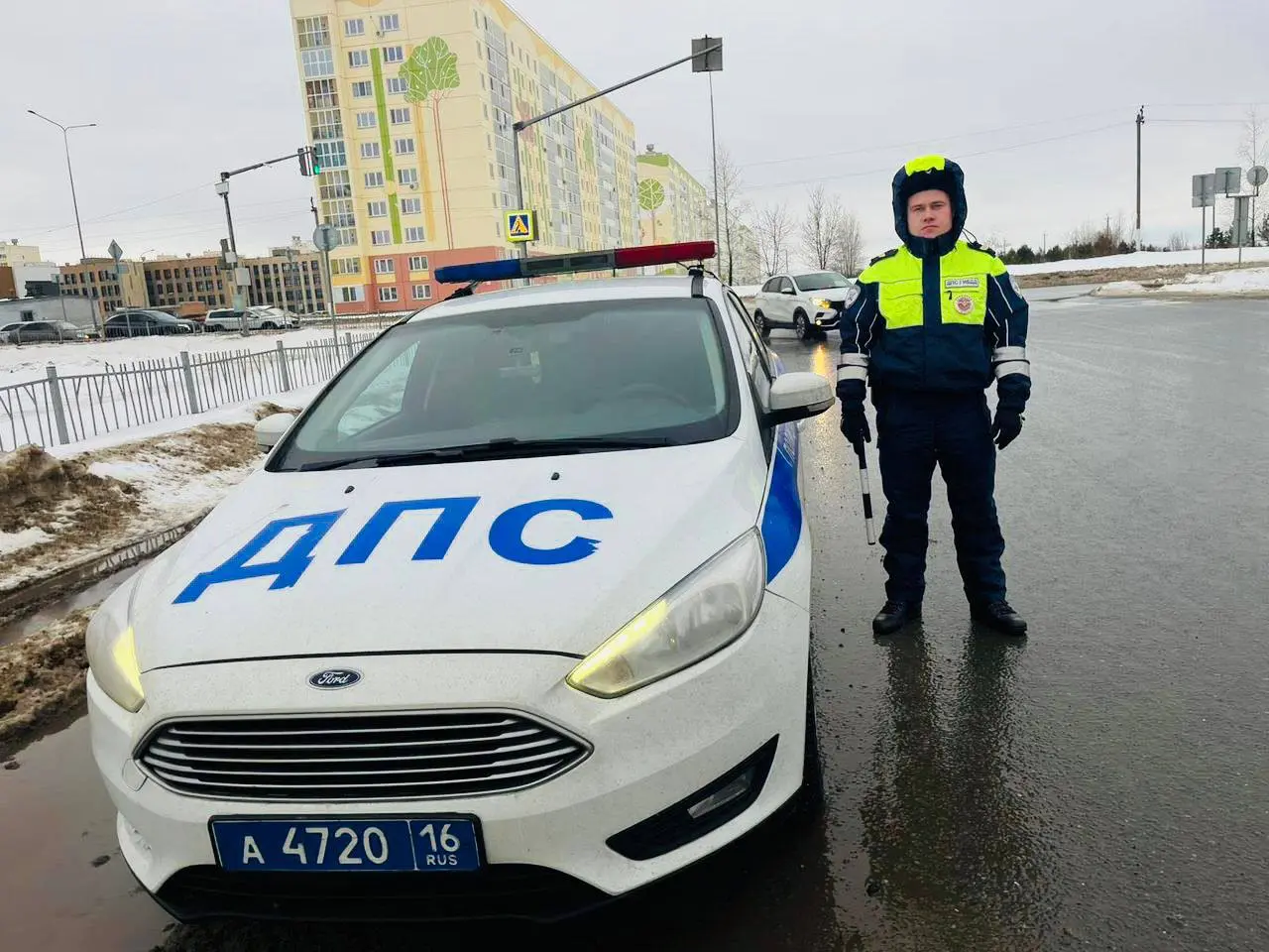 Мэр Нижнекамска, глава НМР Рамиль Муллин поблагодарил автоинспекторов за службу в праздничные дни.