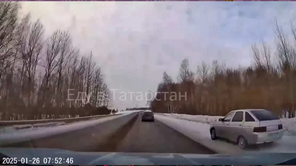 В Татарстане погоня на трассе закончилась аварией, момент попал на видео