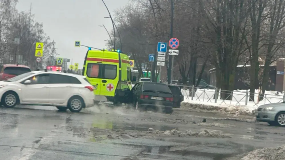 В Нижнекамске на перекрёстке столкнулись два тёмных автомобиля