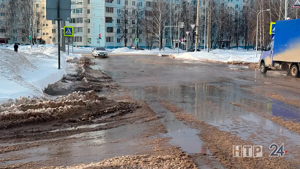 Стала известна причина затопления дорог на нескольких улицах в Нижнекамске