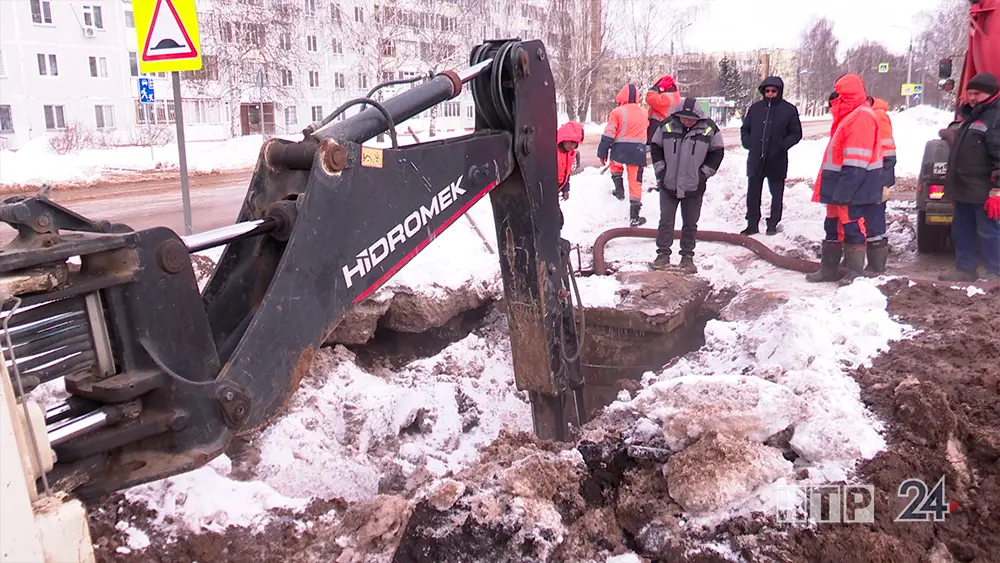 Порыв водопровода в Нижнекамске устраняли десятки человек и спецтехника