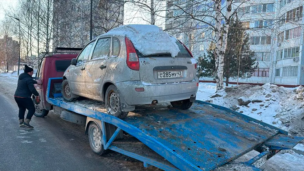 В Нижнекамске после долгого простоя авто из Кирова отправили на спецстоянку