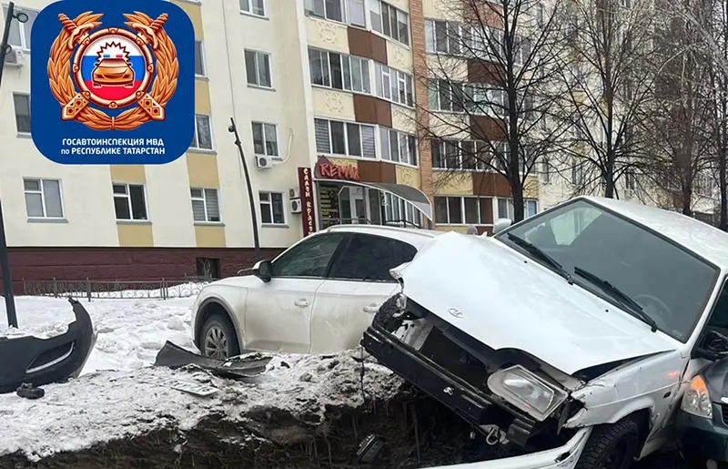 Водитель «четырнадцатой» в Нижнекамске снес 2 припаркованных автомобиля