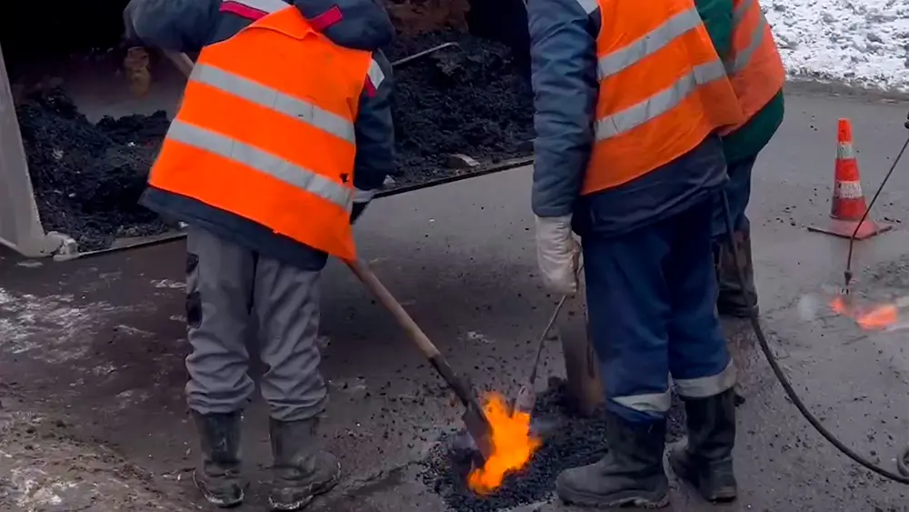 В Нижнекамске начали аварийный ямочный ремонт дорог холодным асфальтом