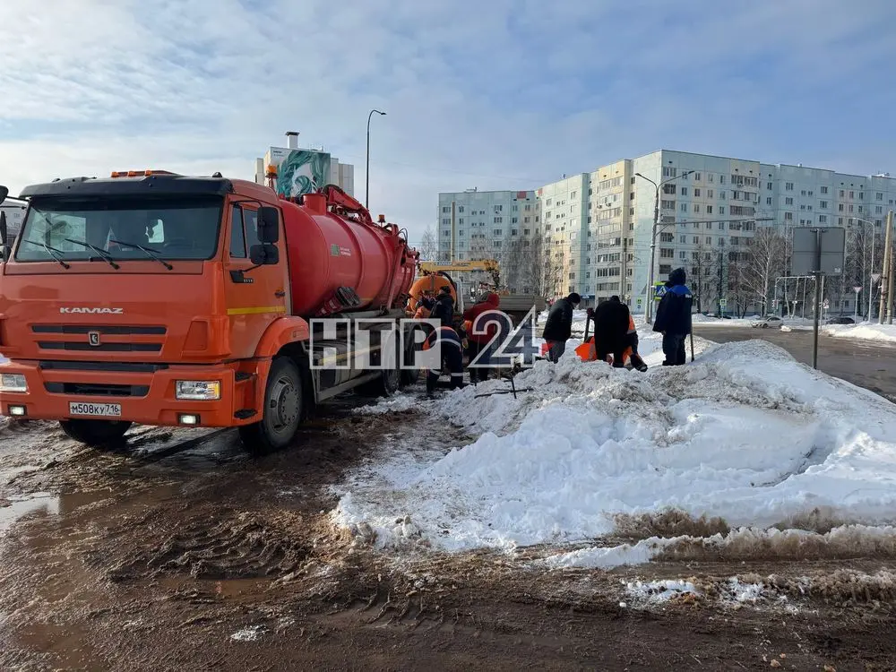 В Нижнекамске ликвидируют последствия порыва в районе «Бызовского» рынка