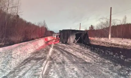 В промзоне Нижнекамска грузовик с коксом опрокинулся на легковушку