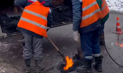 В Нижнекамске начали аварийный ямочный ремонт дорог холодным асфальтом