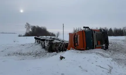 На трассе в Татарстане опрокинулась фура с легковоспламеняющейся жидкостью