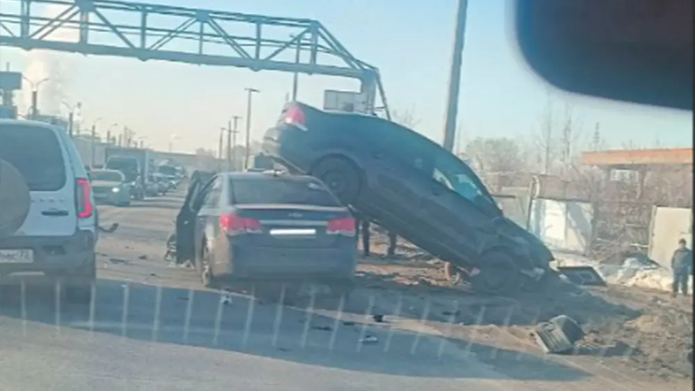 В промзоне Нижнекамска иномарка оказалась на крыше легковушки