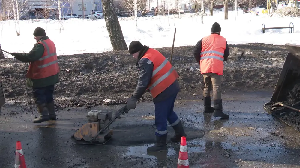 В Нижнекамске дорожники латают ямы холодным асфальтом