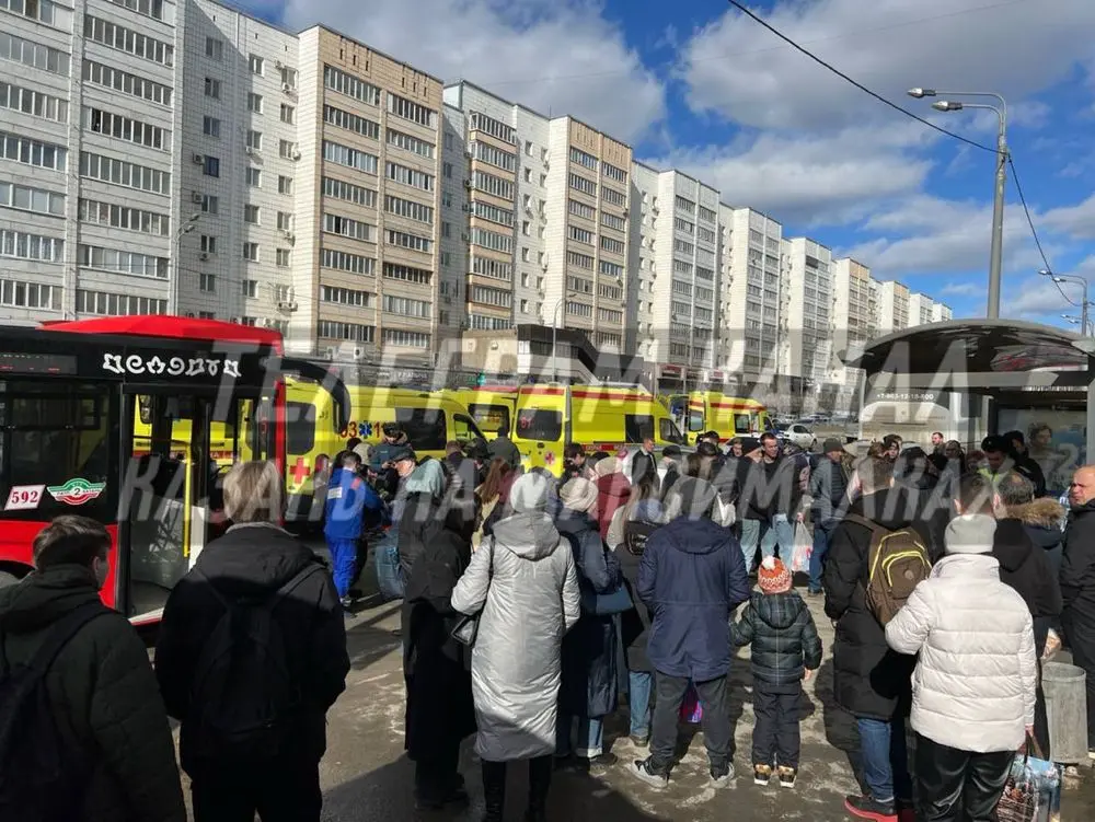 Такси въехало в остановку в Казани: что известно на данный момент (фото, видео)