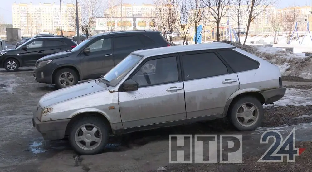 Нижнекамцам напомнили о суммах штрафов за парковку на газонах