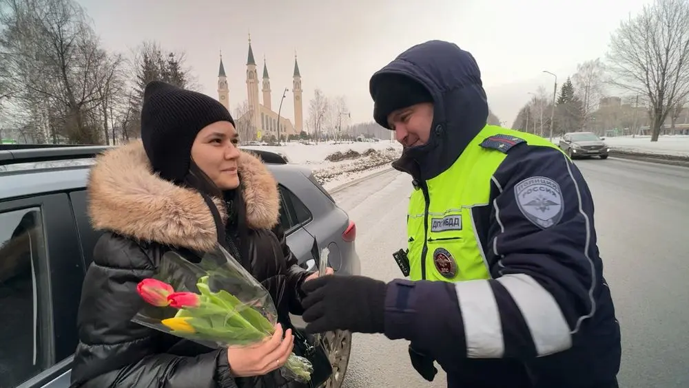 В преддверии 8 Марта в Нижнекамске инспекторы ГАИ дарили женщинам цветы