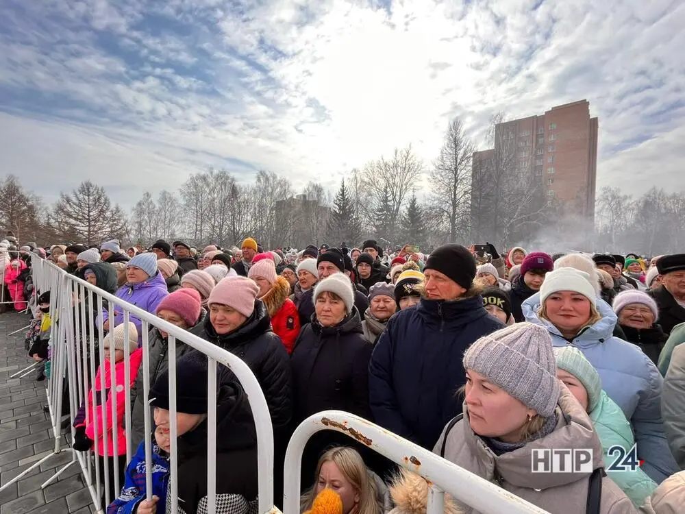 Нижнекамцы проводили зиму и сожгли чучело Масленицы — видео и фото