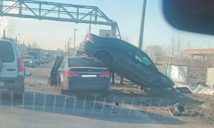 В промзоне Нижнекамска иномарка оказалась на крыше легковушки - телеканал НТР 24