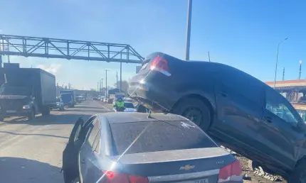 Видео момента ДТП в промзоне Нижнекамска: видно, как легковушка оказалась на крыше иномарки - телеканал НТР 24