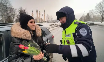 В преддверии 8 марта в Нижнекамске инспекторы ГАИ дарили женщинам цветы - телеканал НТР 24